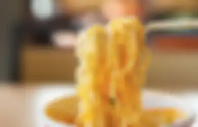 Bikin Mual! Demi Konten, YouTuber Ini Nekat Makan Mi Instan Berlauk Kecoak Hingga Sebut Rasanya Bak Udang