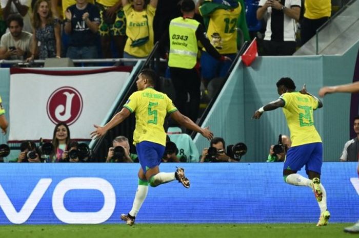 Para pemain Brasil merayakan gol Casemiro ke gawang Swiss pada penyisihan grup Piala Dunia 2022.