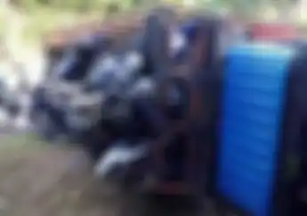 Tragis, Puluhan Yamaha Aerox Masih Dibungkus Plastik Rusak Parah, Truk Pengangkut  Masuk parit