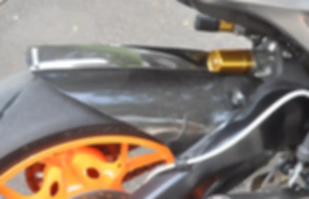 Hugger Honda CBR1000RR ini telah diganti pakai yang berbahan karbon kevlar