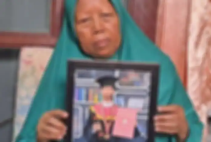 Saat Ibu Iroh menunjukan foto Aprih, asisten Panji Petualang yang meninggal dipatuk anak ular king kobra, saat wisuda kuliahnya. 