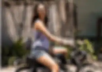 Pakai Celana Pendek dan Tank Top, Seksinya Vanessa Angel Pose di Atas Motor Honda Monkey