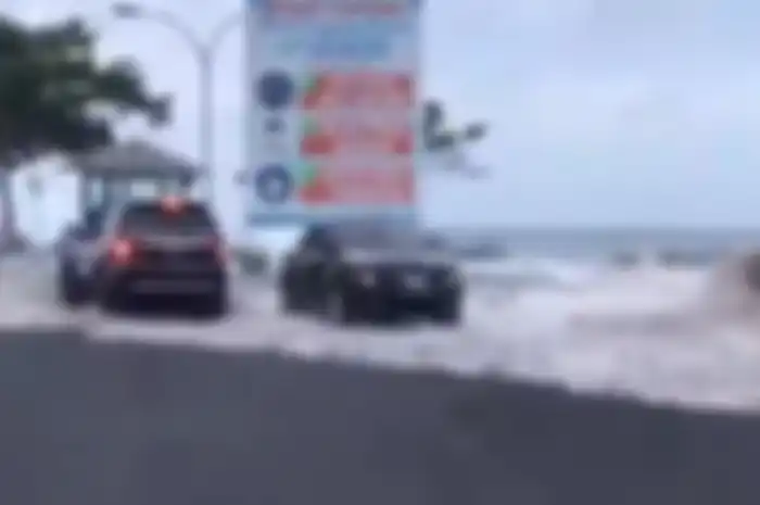 Air laut yang naik ke permukaan di Manado