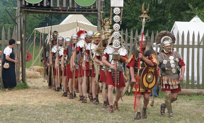 Sebagai kaisar, Maximinus Thrax berusaha mengonsolidasikan otoritasnya dan memperkuat posisi militer di Kekaisaran Romawi. Sang kaisar baru melimpahkan bantuan kepada prajurit serta meningkatkan gaji dan tunjangan mereka. Ia bahkan menambah hak-hak istimewa mereka dengan mengorbankan penduduk sipil.