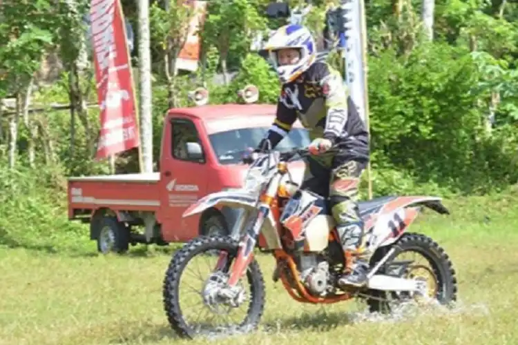 Keren, Yuk Intip Gaya Wakil Bupati Trenggalek di Atas Motor Trail
