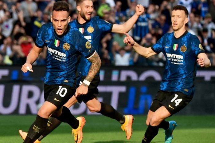 Striker Inter Milan&lt; Lautaro Martinez, merayakan golnya ke gawang Udinese dalam laga di Dacia Arena, Minggu (1/5/2022).