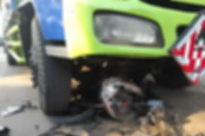 Truk  Tabrak 2 Motor di Bantargebang Akibat Rem Blong, Tidak Ada Korban Jiwa