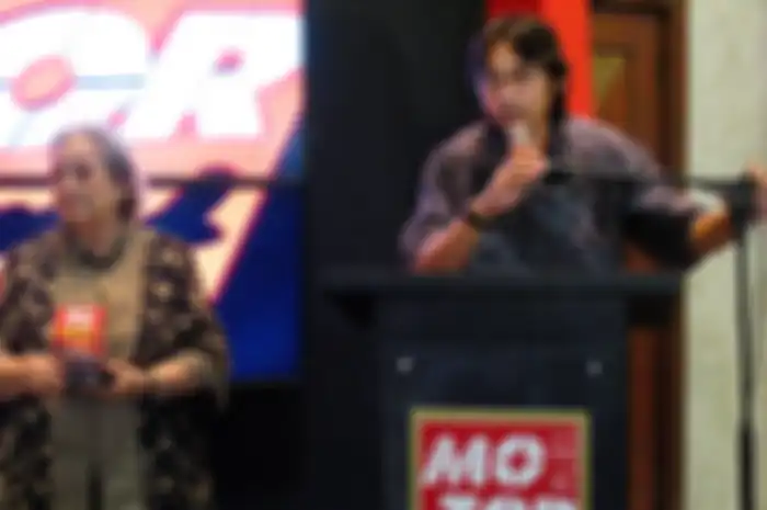 Ibu Merry Roeslani (kiri)  dan (kanan) Rama Hoegeng, cucu Jenderal Hoegeng, memberikan kesan dan pesan  setelah menerima penghargaan Lifetime Achievement Award MOTOR Plus 2008 untuk Jenderal Hoegeng  
