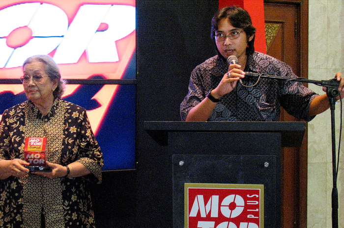 Ibu Merry Roeslani (kiri)  dan (kanan) Rama Hoegeng, cucu Jenderal Hoegeng, memberikan kesan dan pesan  setelah menerima penghargaan Lifetime Achievement Award MOTOR Plus 2008 untuk Jenderal Hoegeng  