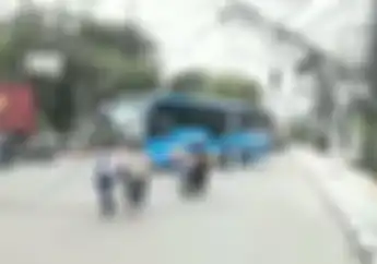 Pemotor Bisa Kehilangan Nyawa, Kabel Telepon dan Internet Berserakan Seperti Jaring Burung   