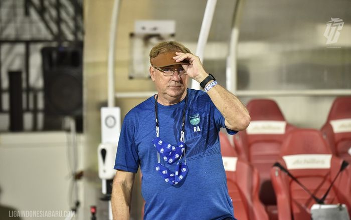 Pelatih Persib Bandung, Robert Alberts, sedang memberikan instruksi pada laga pekan ke-31 melawan Madura United di Stadion I Gusti Ngurah Rai, Denpasar, Minggu (13/3/2022).