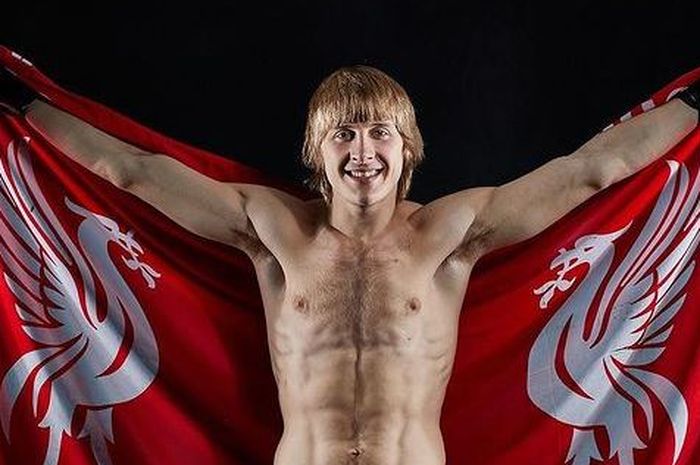 Jagoan UFC, Paddy Pimblett, bersama bendera klub Liga Inggris, Liverpool.