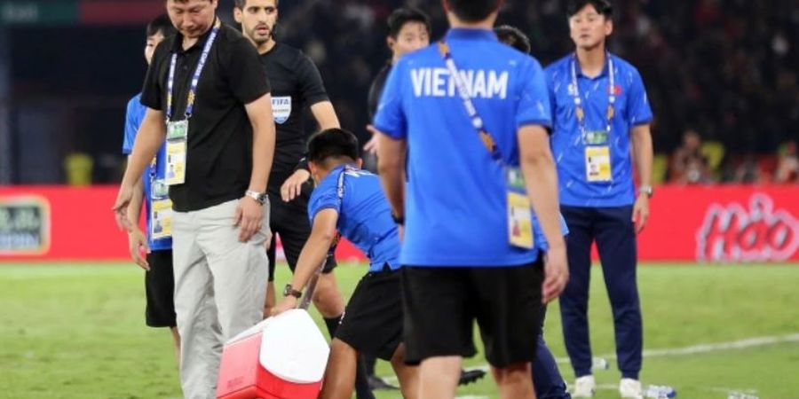 Ganggu Robi Darwis, Pengakuan Dokter Vietnam Sengaja Letakkan Botol di Pinggir Lapangan