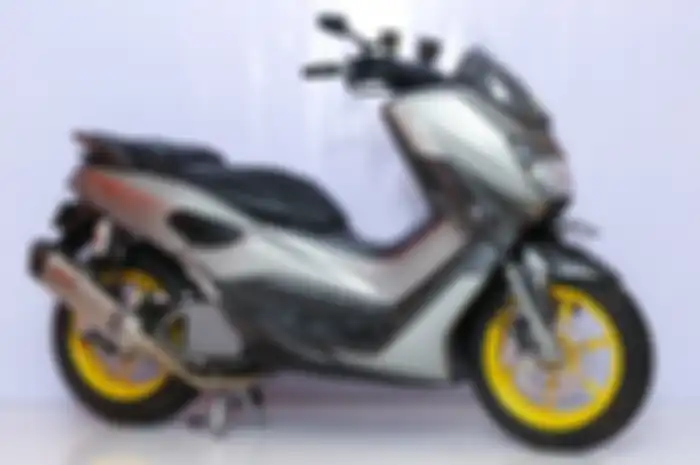 Yamaha NMAX juara best elegant pada Customaxi Bali, pakai kelir silver dan pelek warna kuning