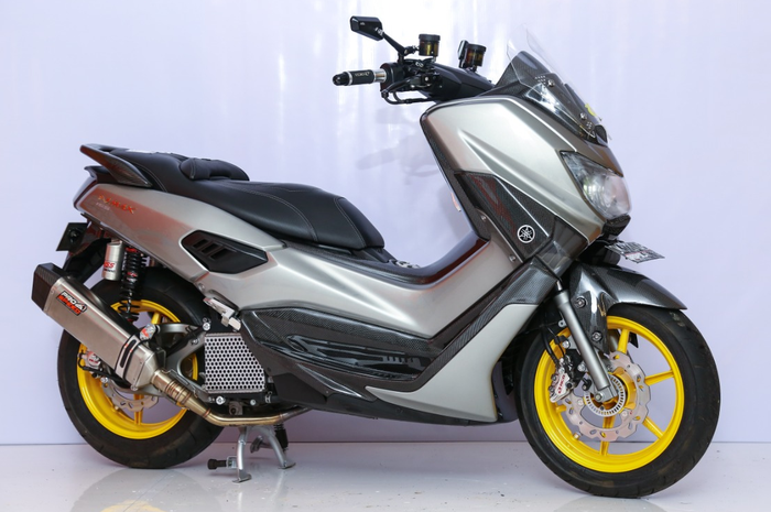 Yamaha NMAX juara best elegant pada Customaxi Bali, pakai kelir silver dan pelek warna kuning