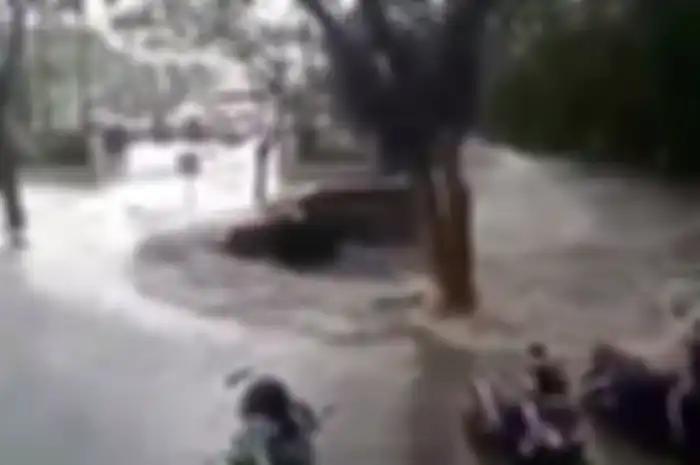 Banjir melanda beberapa wilayah di Surabaya, Jatim.