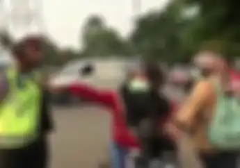 Tegang, Video Pemotor Emosi Karena Diberhentikan Polisi, Teriak dan Nyaris Merebut STNK Motor