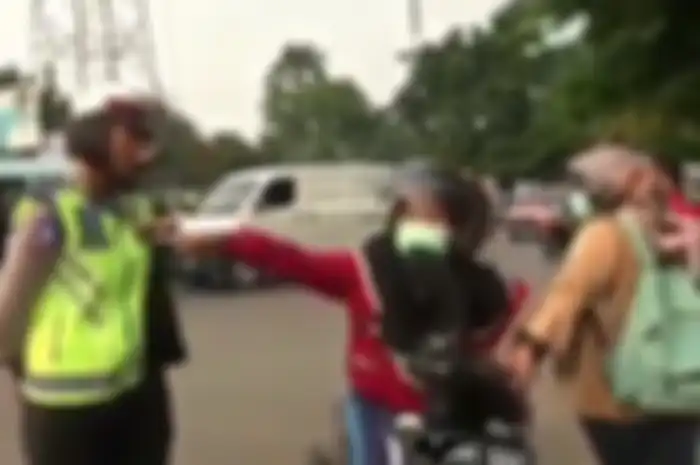 Pemotor melawan polwan karena enggak terima diberhentikan.