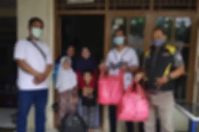 Bagi-bagi nasi bungkus hari Jumat cara ARCI Bogor peduli sesama.