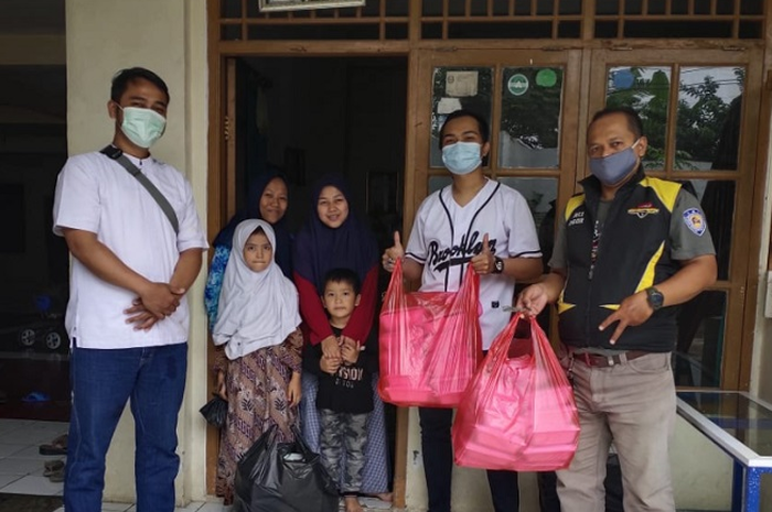 Bagi-bagi nasi bungkus hari Jumat cara ARCI Bogor peduli sesama.
