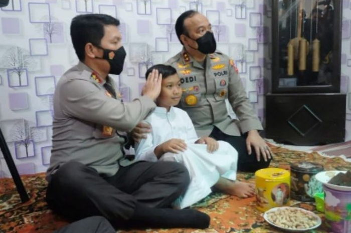 Polri kasih beasiswa kepada salah satu anak korban tragedi Stadion Kanjuruhan sampai SMA.