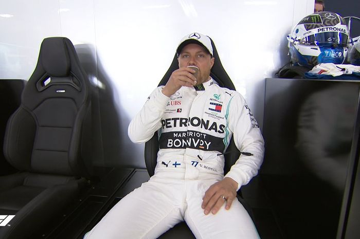 Valtteri Bottas saat bersiap diri di paddock Mercedes jelang tampil pada sesi kualifikasi F1 GP China 2019, Sabtu (13/4/2019)