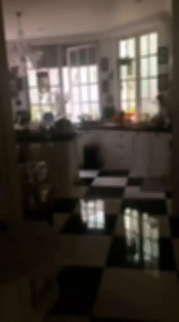 Dapur di rumah Yuni Shara kental akan nuansa monokrom dan berdesain mewah. 