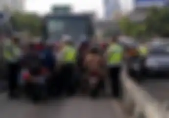 Street Manners: Ancaman Tilang dan Denda Rp 500 Ribu, Pemotor Tetap Nekat Terobos Jalur Busway