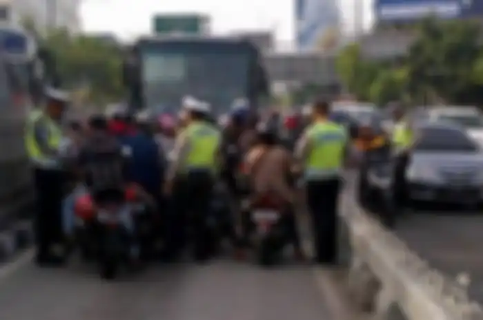 Hampir setiap hari pemotor nekat masuk jalur Busway, padahal ancaman denda Rp 500 ribu menanti.