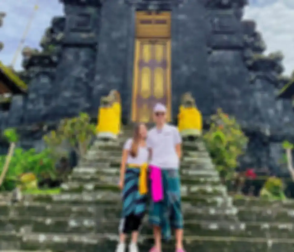 Gaya kompak Daniel Wenas dan Josephine Firmstone