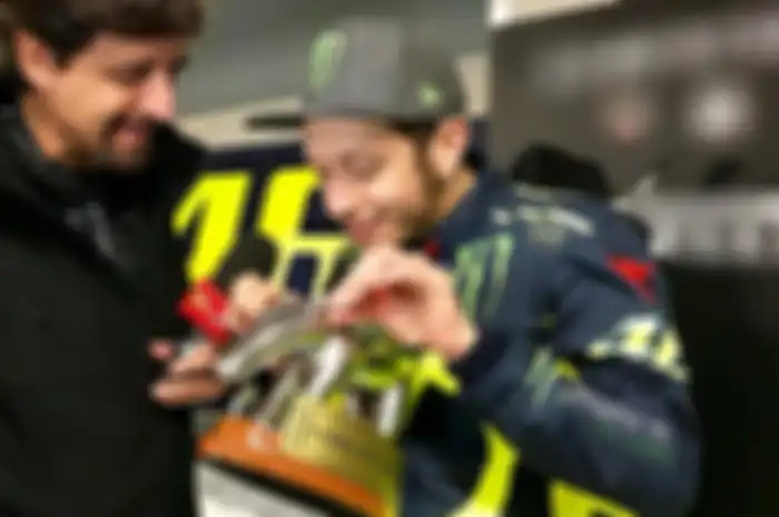 Valentino Rossi mendapat piala tapir emas