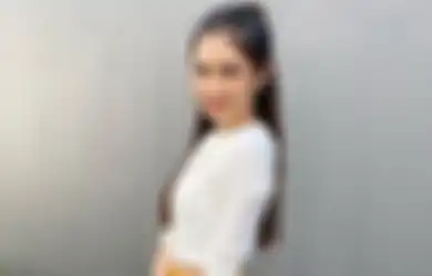 4 Gaya Trendi Mikha Tambayong Cuma Pakai Crop Top. Tiru Yuk!