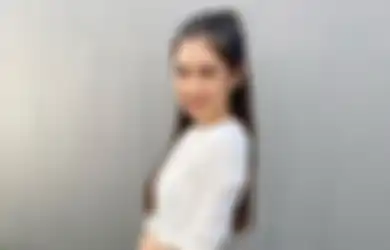 4 Gaya Trendi Mikha Tambayong Cuma Pakai Crop Top. Tiru Yuk!