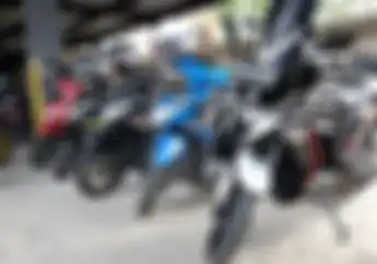 Banyak yang Gak Sadar, Sering Pakai Standar Samping Saat Parkir Bikin Sokbreker Rusak
