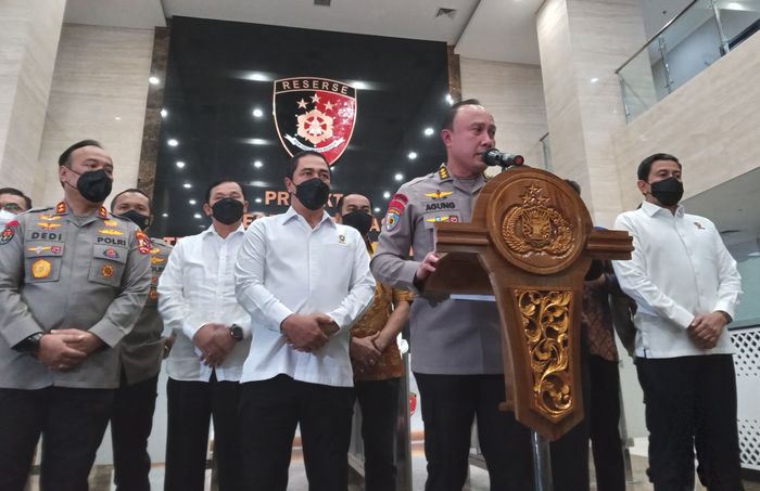 Komjen. Pol. Drs. Agung Budi Maryoto, M.Si umumkan istri Ferdy Sambo, Putri Candrawathi sebagai tersangka saat press conference di Bareskrim Mabes Polri, Jumat (19/8/2022).