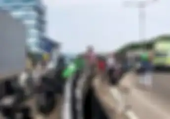 Pemotor dan Boncenger Jatuh dari Flyover Kemayoran Akibat Tabrak Pembatas Jalan