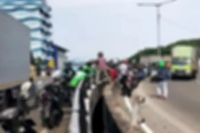 Pemotor dan boncenger terjun dan jatuh dari Flyover Kemayoran, diawali akibat tabrak pembatas jalan.