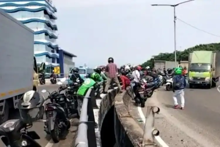Pemotor dan Boncenger Jatuh dari Flyover Kemayoran Akibat Tabrak Pembatas Jalan