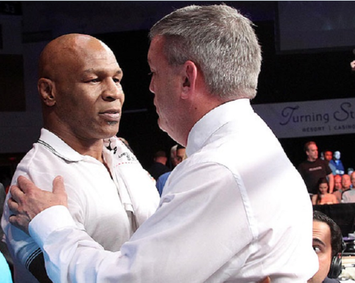 Mike Tyson (kiri) meminta maaf kepada Teddy Atlas (kanan) pada 2013. 