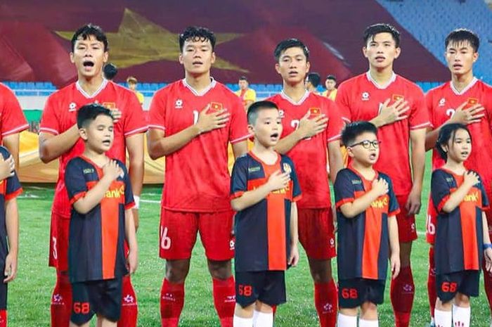 Skuad Timnas Vietnam yang sedang menyanyikan lagu kebangsaannya.