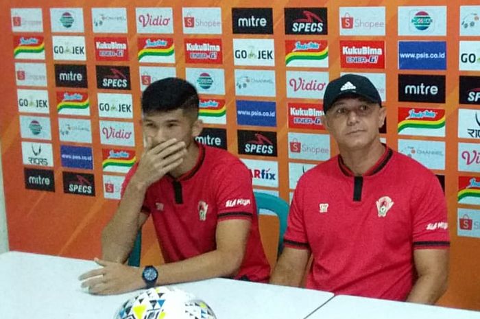 Pelatih Kalteng Putra, Gomes de Oliveira (tengah), bersama Kevin Gomes pada sesi konferensi pers jelang laga pertama mereka di Liga 1 2019 kontra PSIS Semarang, Rabu (15/5/2019) di Stadion Moch Soebroto, Magelang.