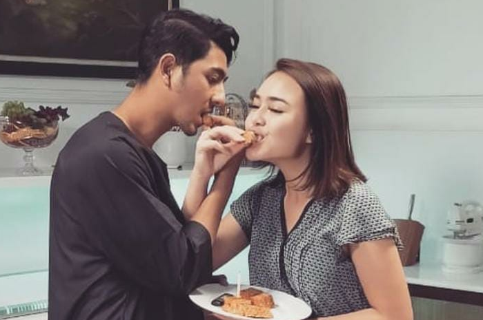 Adegan Aldebaran dan Andin makan tempe