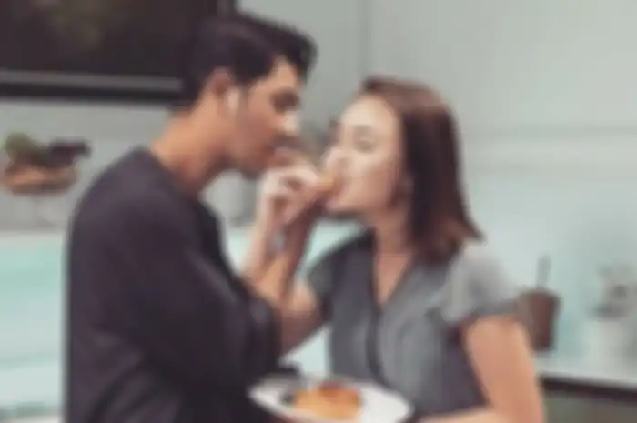 Adegan Aldebaran dan Andin makan tempe