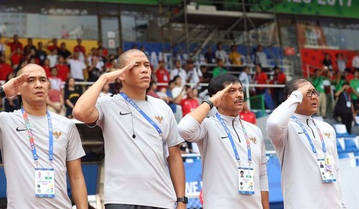 (Ki-Ka) Kurniawan Dwi Julianto, Nova Arianto, dan Indra Sjafri pada laga semifinal SEA Games 2019 antara timnas U23 Indonesia vs Myanmar di Stadion Rizal Memorial, Filipina, Sabtu 7 Desember 2019.