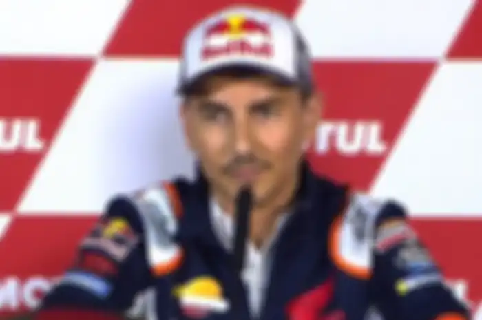 Jorge Lorenzo mengabarkan dirinya resmi pensiun dari MotoGP akhir musim ini. Kabar yang mengagetkan bagi jagat MotoGP