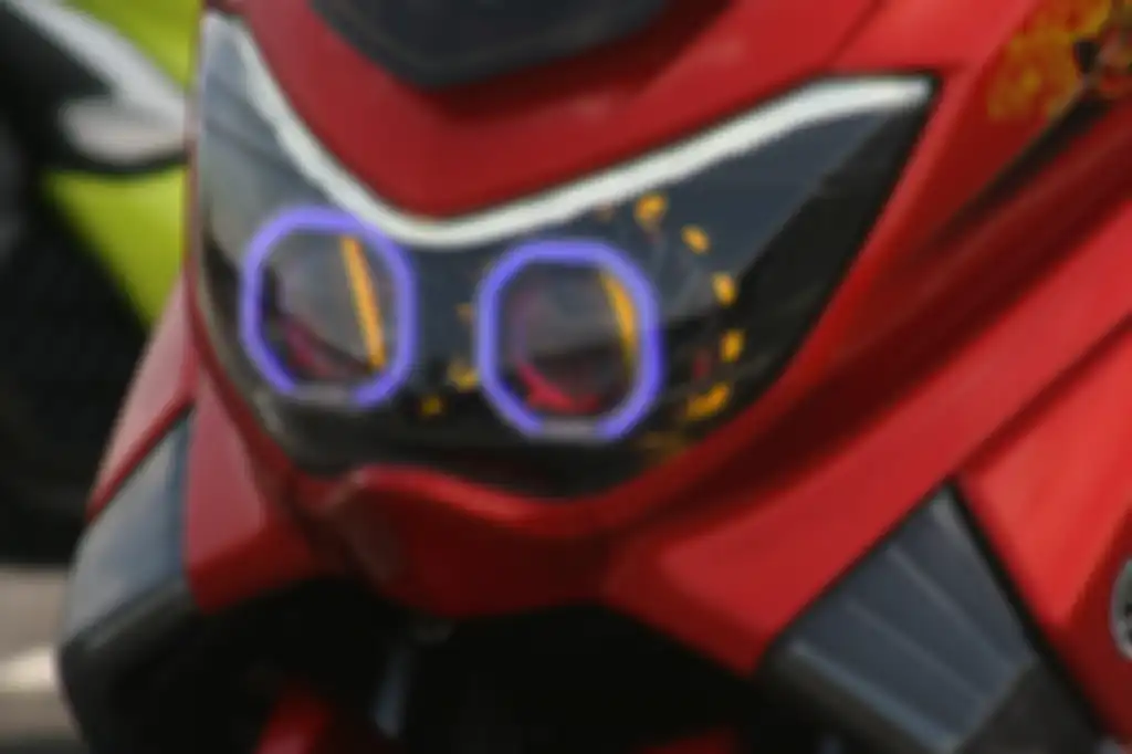 Headlamp Yamaha NMAX dirombak pakai dari AES, jadi kelihatan melotot.