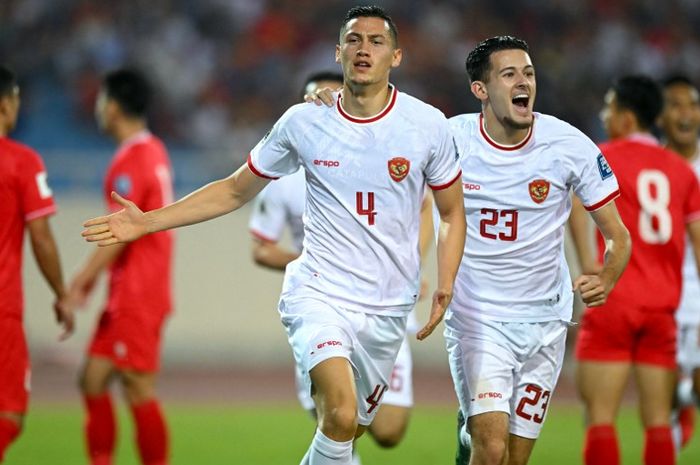 Pemain timnas Indonesia, Jay Idzes, merayakan gol ke gawang Vietnam pada duel Kualifikasi Piala Dunia 2026 di Hanoi (26/3/2024).