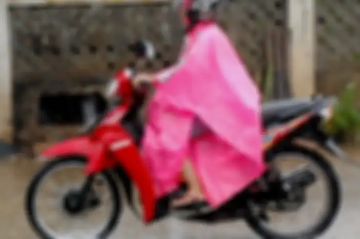 Sangat berbahaya menggunakan sandal jepi saat mengendarai motor di musim hujan.