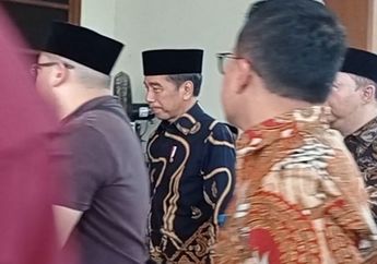 Presiden Joko Widodo Melayat ke Rumah Duka Mooryati Soedibyo Sang Pendiri Mustika Ratu dan Ikut Salat Jenazah