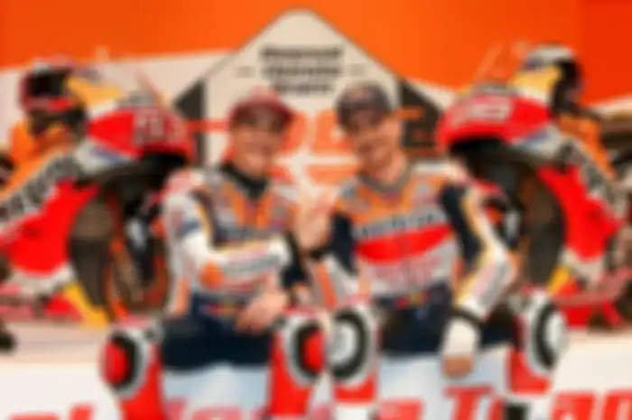 Jorge Lorenzo dan Marc Marquez saat sesi peluncuran tim